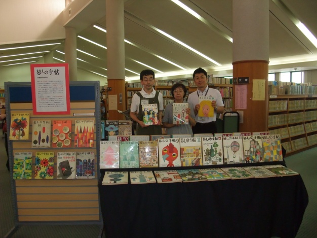 展示を担当された関口さん（左）
日高市立図書館野口館長（右）