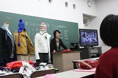 たくさんの洋服に囲まれてのファッションの授業!!