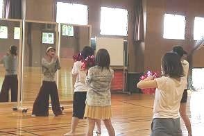 元気よくチアダンスを体験!
