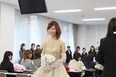学生自らがコーディネートしたドレスで登場!