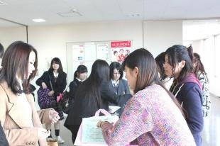 ☆受付ではパンフレットや願書を配布☆