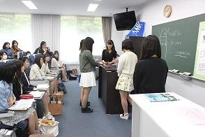エアライン教室でカウンター業務を体験!