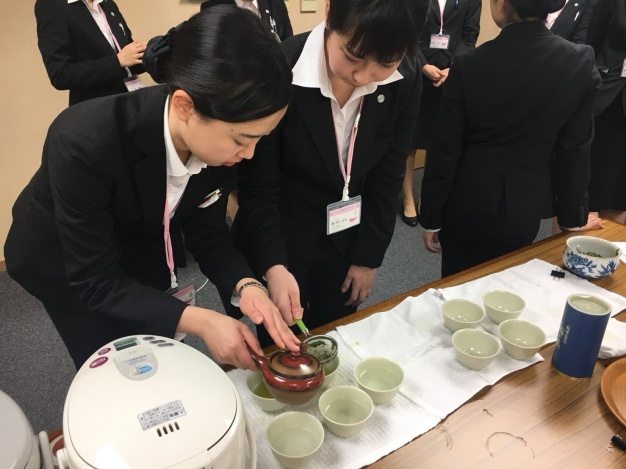 お茶の入れ方も何度も練習しました!適温の70℃で、心のこもったおいしいお茶になったかな?