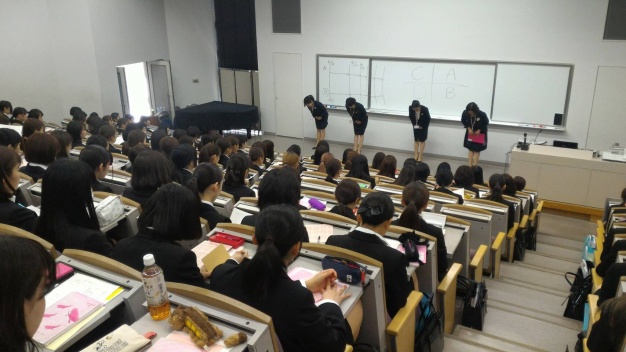 先生がお辞儀をしていますが、1年生でお辞儀を返している人はまだわずか。