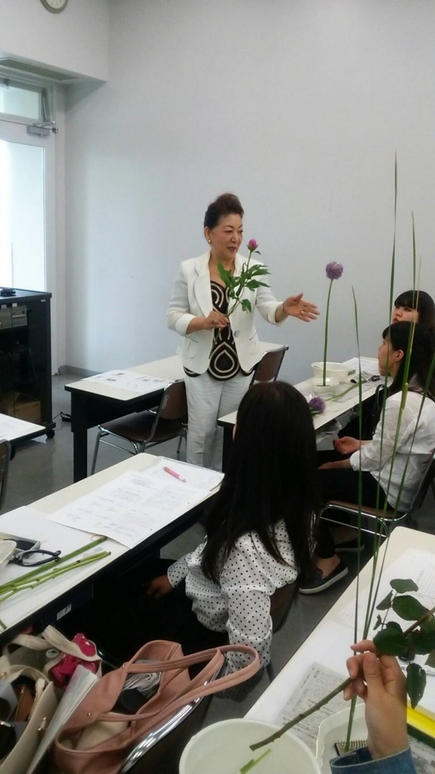 小宮研究員による華道の特別授業の様子(2018年5月28日)