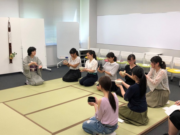 足立所長による茶道の特別授業の様子(2018年6月25日)