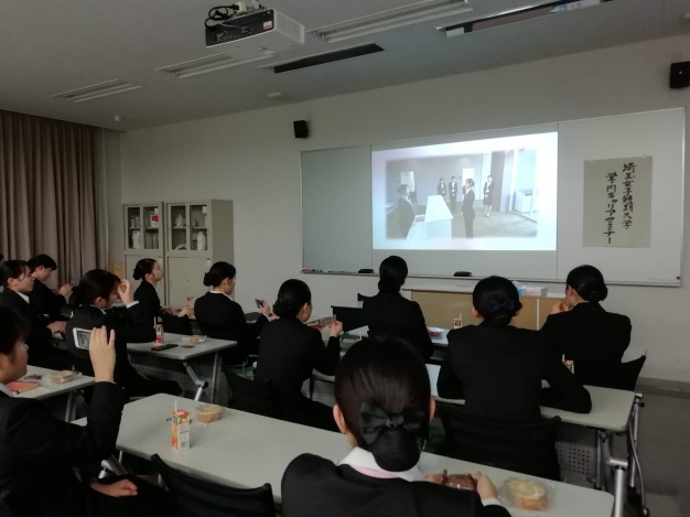 2年生の先輩から、3日間の様子をスライドでプレゼント