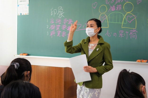 マナホス研究所　小川暢子研究員による出張授業